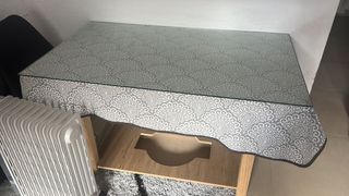 Comedor gris con estampado floral