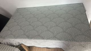 Comedor gris con estampado floral