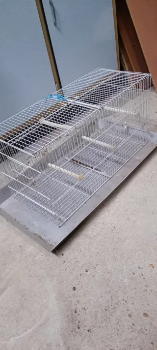 Jaula para pájaros, usada para canarios.