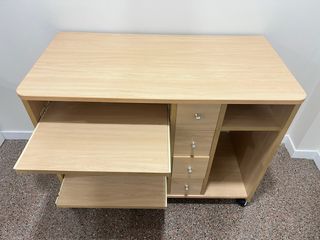 Escritorio de madera beige