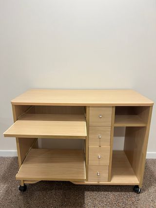 Escritorio de madera beige