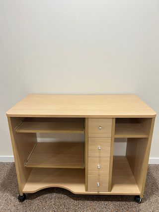 Escritorio de madera beige