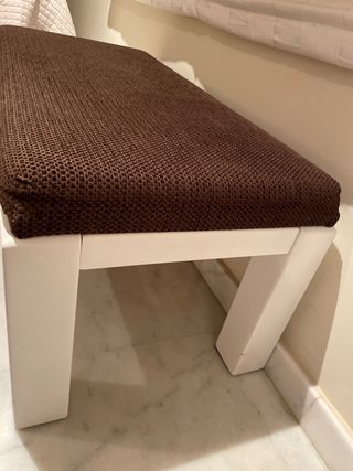 Taburete tapizado marrón y blanco
