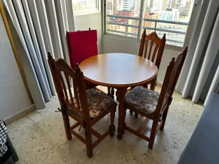 Mesa redonda y 4 sillas de madera