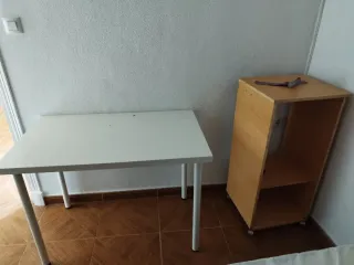 Mesa blanca y mueble auxiliar madera gratis
