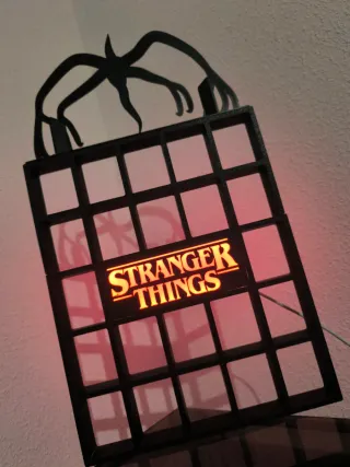 Expositor Stranger Things con Luces