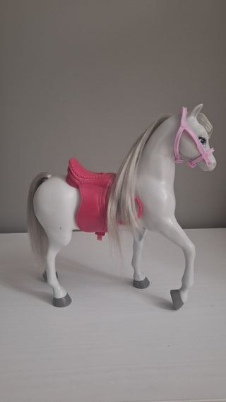 Caballo blanco Barbie con silla rosa