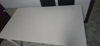 Mesa de comedor blanca de madera