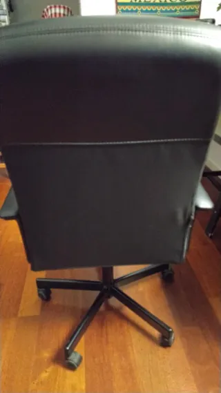 Mesa de escritorio moderna y silla