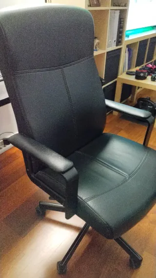 Mesa de escritorio moderna y silla