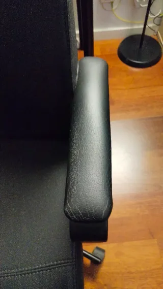 Mesa de escritorio moderna y silla