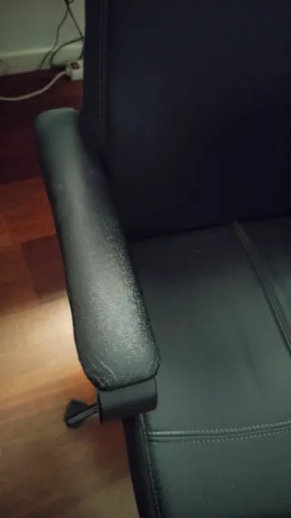 Mesa de escritorio moderna y silla