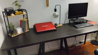 Mesa de escritorio moderna y silla
