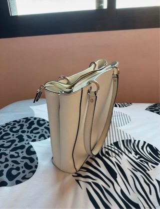 Bolso Guess Blanco y Dorado