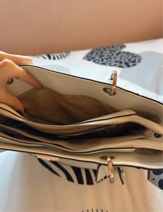 Bolso Guess Blanco y Dorado