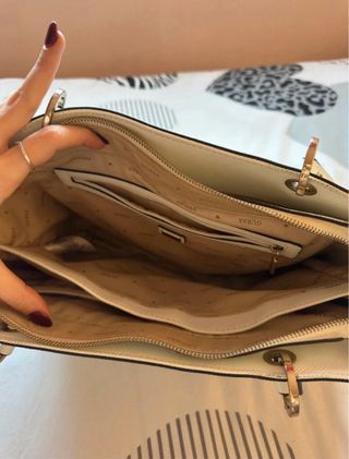 Bolso Guess Blanco y Dorado