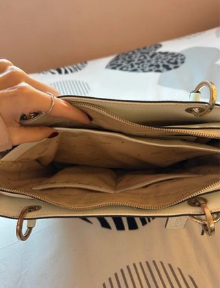 Bolso Guess Blanco y Dorado