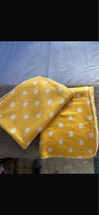 Mantas infantiles amarillas con puntos blancos