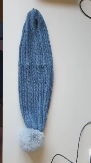 Gorro azul con pompón gris convertible en braga