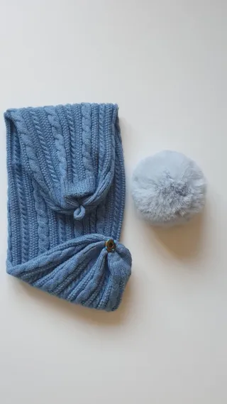 Gorro azul con pompón gris convertible en braga