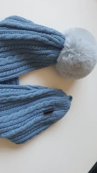 Gorro azul con pompón gris convertible en braga