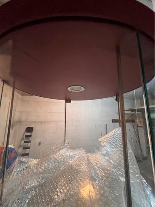 Vitrina cilíndrica cristal con ruedas.