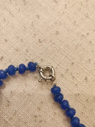 Collana di vetro blu sfaccettato