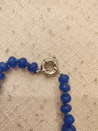 Collana di vetro blu sfaccettato