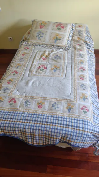 Colcha y cortinas a juego para camas gemelas