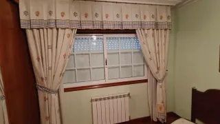 Colcha y cortinas a juego para camas gemelas