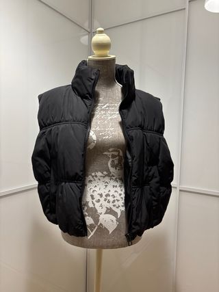 Chaleco acolchado H&M negro.