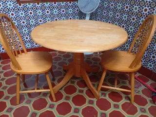 Mesa y 3 sillas de madera