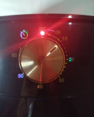 Freidora de aire negra con temporizador