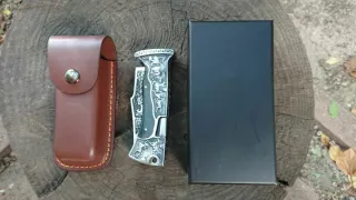 Cuchillo plegable con grabados de colección.