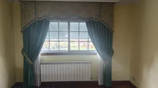 Cortinas variadas con estores.