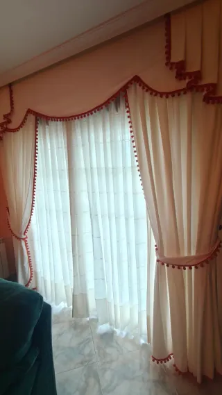 Cortinas variadas con estores.