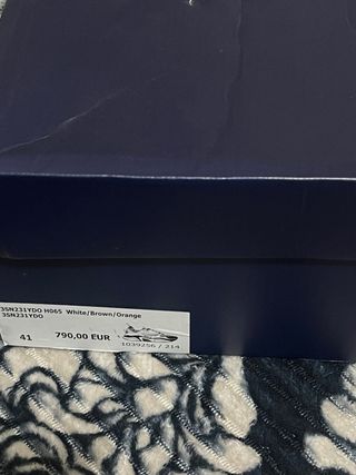 Zapatillas Blancas y Grises Elegantes