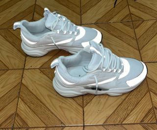 Zapatillas Blancas y Grises Elegantes