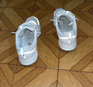 Zapatillas Blancas y Grises Elegantes