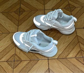 Zapatillas Blancas y Grises Elegantes