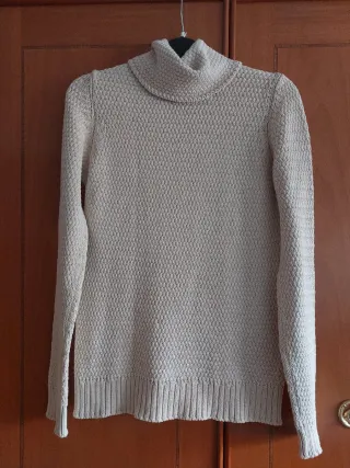 Jersey cuello alto color crema