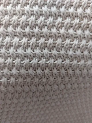 Jersey cuello alto color crema