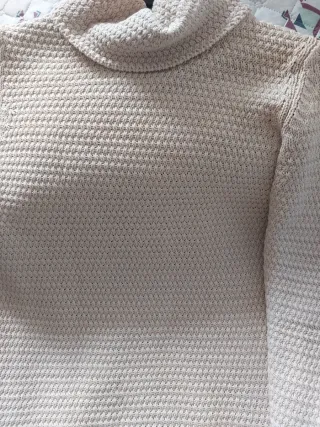 Jersey cuello alto color crema