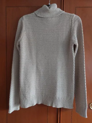 Jersey cuello alto color crema