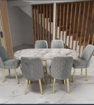 Mesa ovalada con  6 sillas, 460€