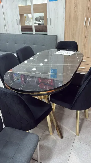 Mesa ovalada con  6 sillas, 460€