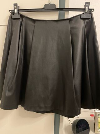 Gonna corta svasata in raso nero