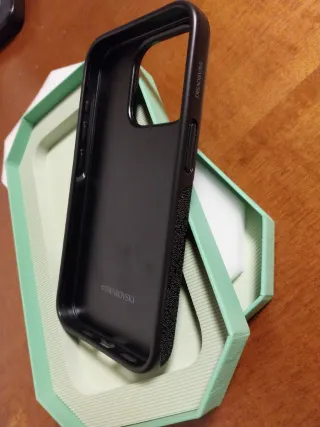 Funda iPhone 16 Swarovski Negra Brillante