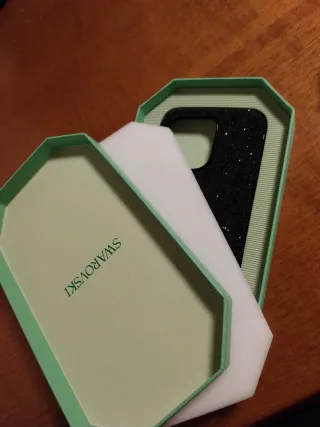 Funda iPhone 16 Swarovski Negra Brillante