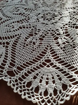 Tapete de crochet blanco hecho a mano